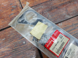 Прокладка впускного коллектора Honda Accord 7 (CL), CR-V 3 (RE)  Новое Оригинал 17115RAAA01