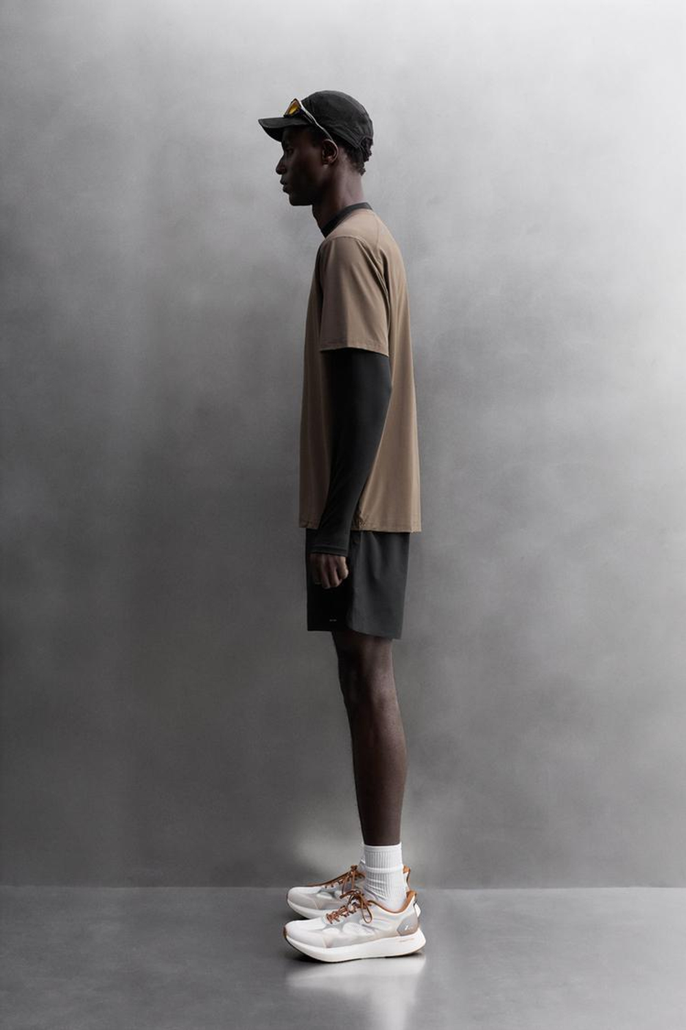 ZARA ФУТБОЛКА С КОРОТКИМ РУКАВОМ ДЛЯ БЕГА, ТЕМНО-КОРИЧНЕВЫЙ