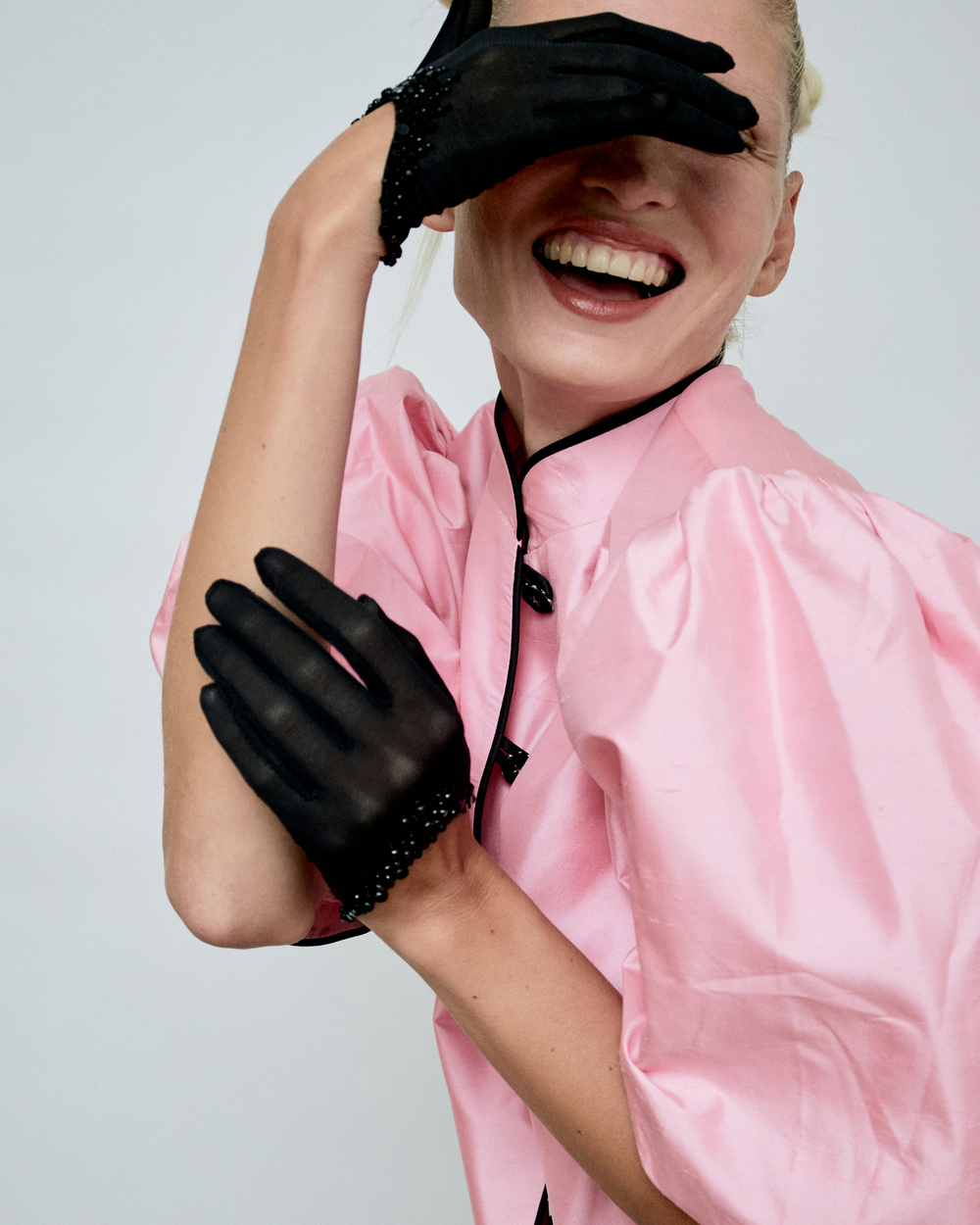 Перчатки короткие с вырезом и декором в виде россыпи в тон