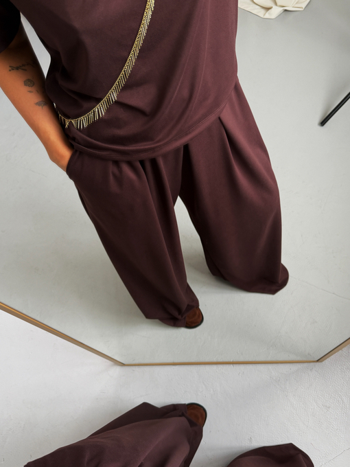 Костюм с силуэтной футболкой в шоколадном цвете