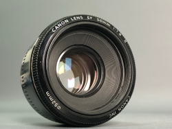 Canon 50mm 1.8 II незначительное количество пыли
