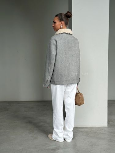 Серая куртка с меховым воротником