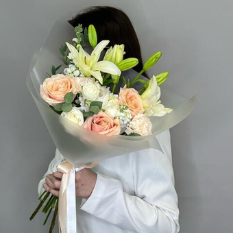 «Крем» букет с лилиями, кустовой розой мисс бомбастик, диантусами, маттиолой и кустовой хризантемой