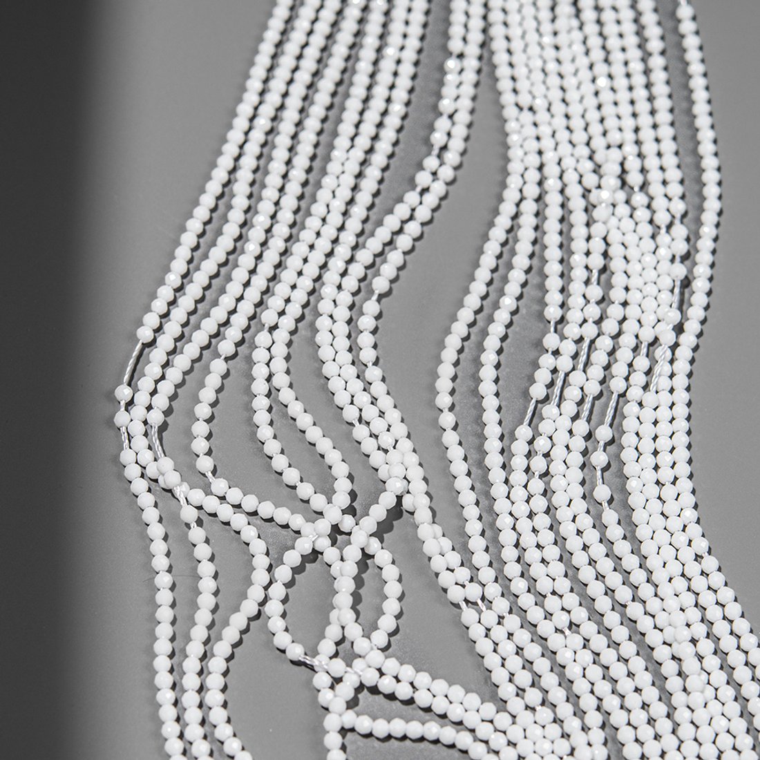 Шпинель синтетическая "Белый агат", 2,1мм, шар, микроогранка