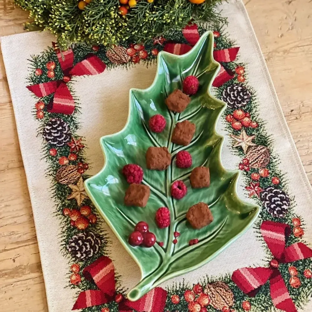 Блюдо остролист Bordallo Pinheiro Holly (27.5 см)