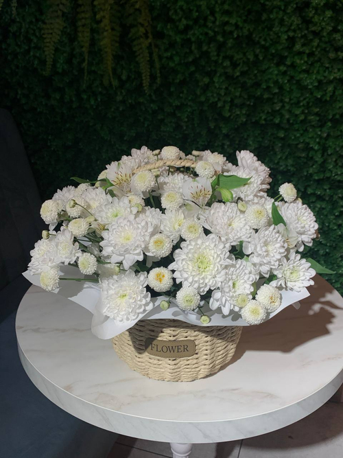 Композиция корзина хризатем, хризантемы, альстромерия, дубки