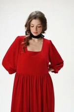 Платье с квадратным вырезом и рукавами-фонариками из бархата "Заветное желание"