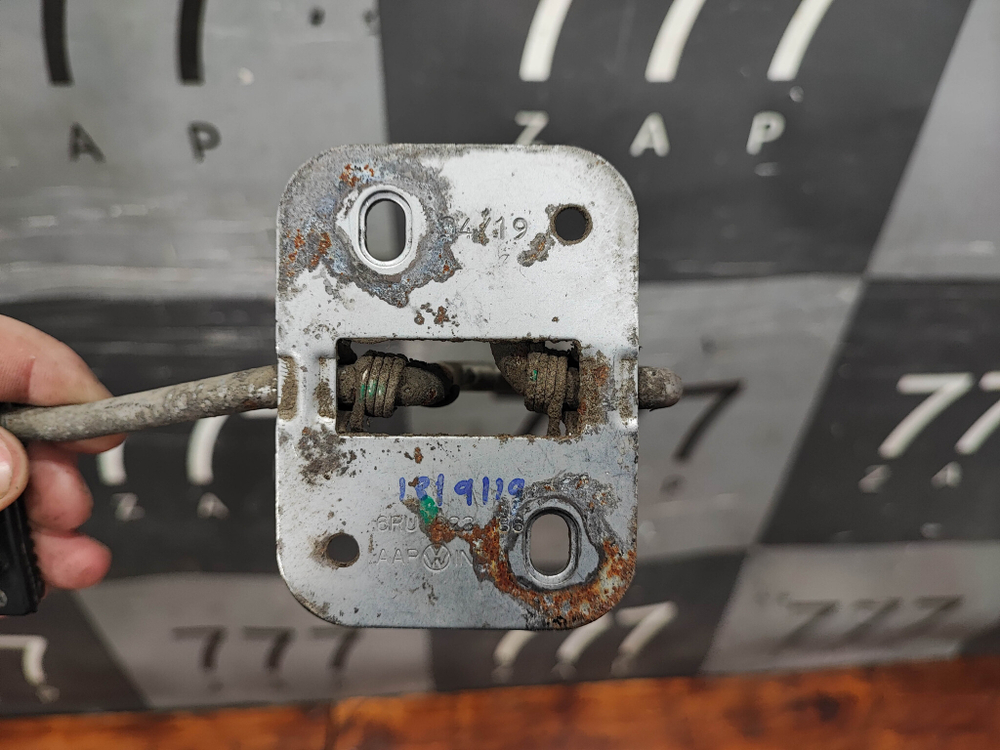 Крюк замка капота Volkswagen Polo 5 14-20 Б/У Оригинал 6RU823186