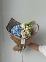 Букет сборный из гортензии, маттиолы, кустовых пионовидных роз и вибурнума