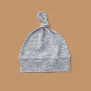 Лёгкая шапочка с узелком (серый меланж)