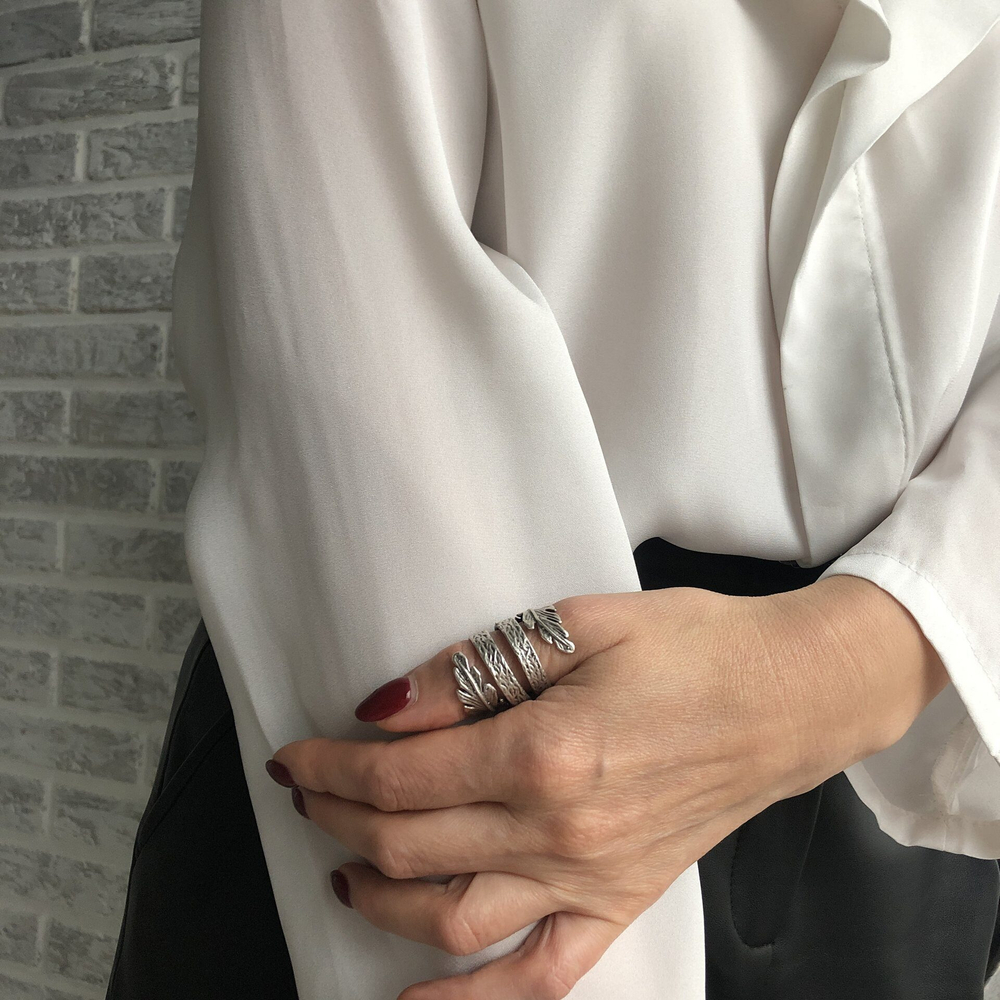 кольцо скрученный лист матовое серебро