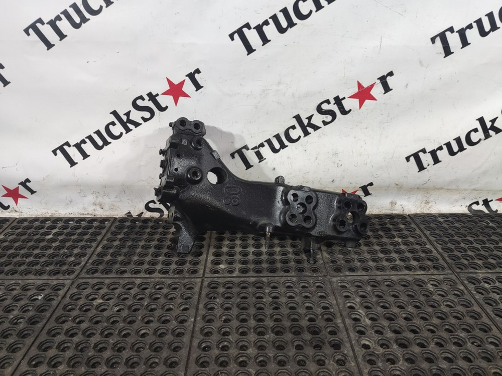 Кронштейн буксировочный левый 2020г.