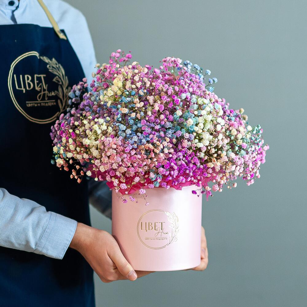 Цветная гипсофила в шляпной коробке размер М