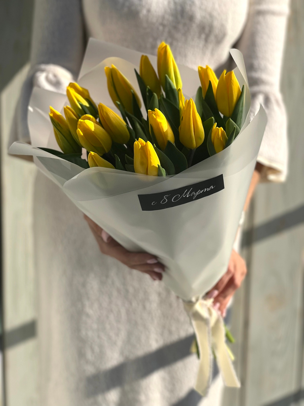 Весенний букет из желтых тюльпанов в элегантном оформлении от Флора Маркет