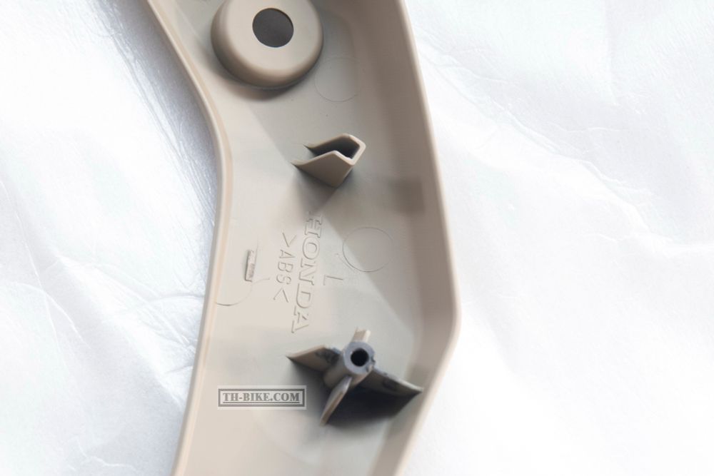 64304-K20-900ZC. GARNISH, L. FR. *Y215*. HONDA