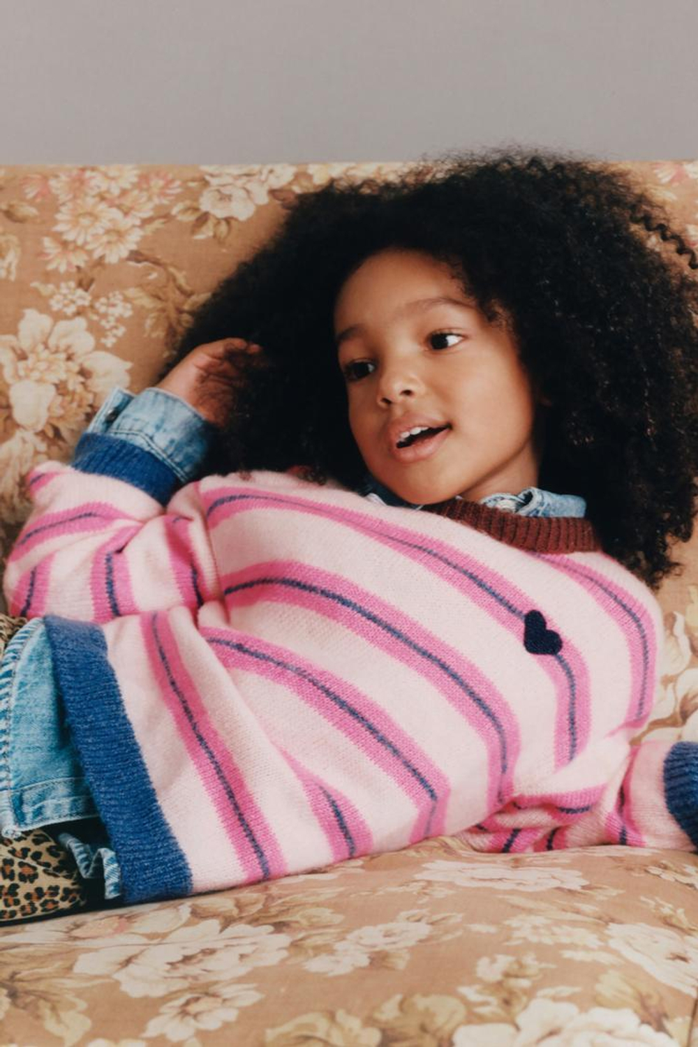 ZARA СВИТЕР В ФЛУОРЕСЦЕНТНУЮ ПОЛОСКУ С ВЫШИТЫМ СЕРДЦЕМ, НЕОНОВЫЙ РОЗОВЫЙ