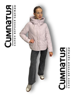 Легкая классическая куртка светло-розового цвета с высоким воротником и глубоким капюшоном