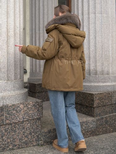 Парка на пуху цвета хаки с меховым воротником и капюшоном