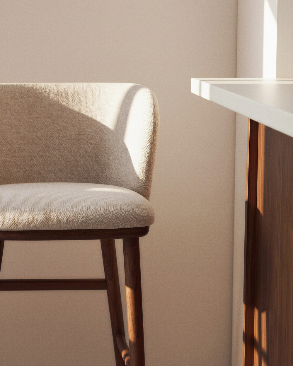 Барный стул Ciselia из бежевого шенилла с ножками из ясеня в отделке орех