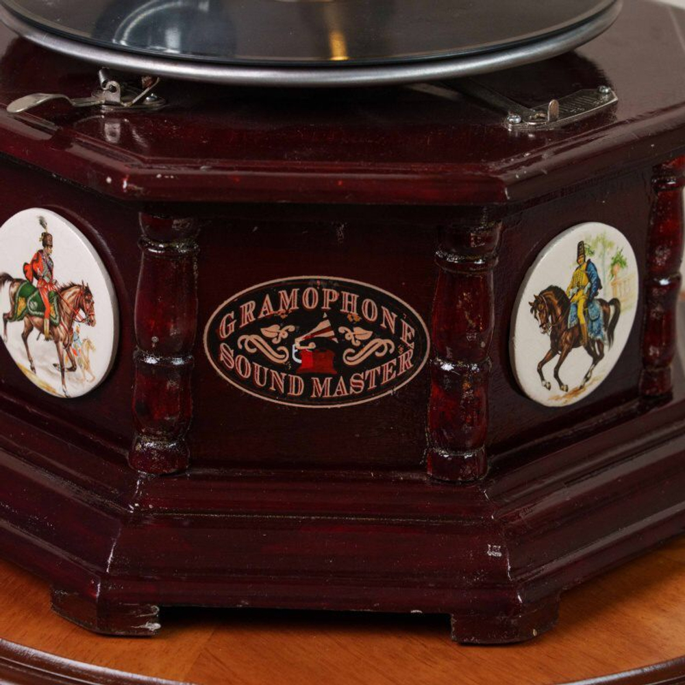 Граммофон с всадниками