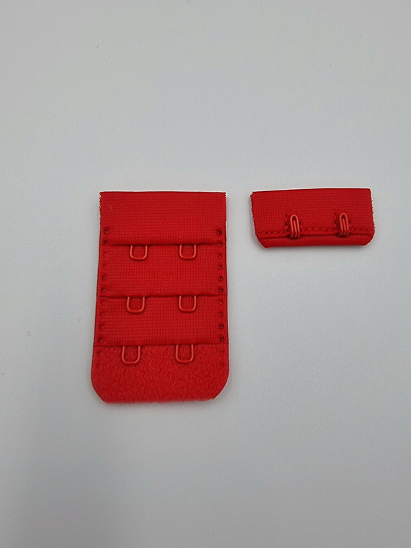 Застёжка тканевая на 2 крючка красная 3,2×5,3 см