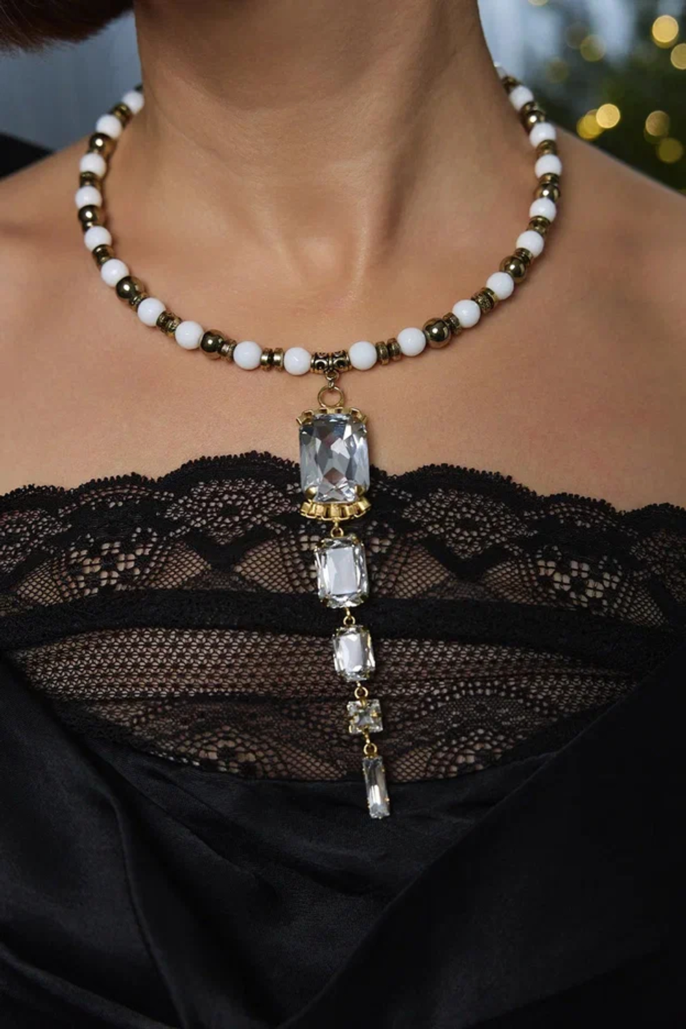 Колье гривна из гематита и белой лавы с дорожкой из кристаллов, оттенок золото антик