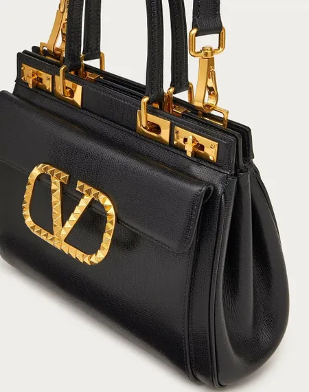 Средняя сумка с ручкой Valentino Rockstud Alcove из зернистой телячьей кожи черный