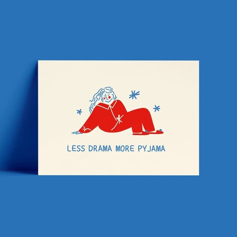 Открытка – Девушка в пижаме