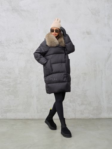 Удлиненный черный пуховик с меховым воротником