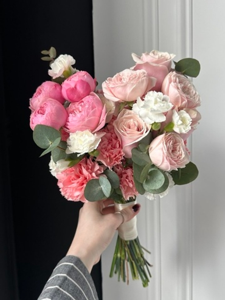 Свадебный букет из кустовых пионовидных роз, диантусов и эвкалипта