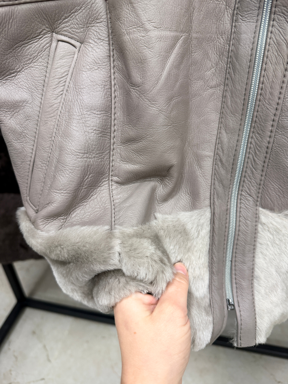 Жилет из натуральной овчины. С капюшоном, 48 Размер