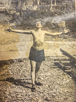 Динес Ю. С. Автопортрет для Орлёнка. Бумага, карандаш. 1950