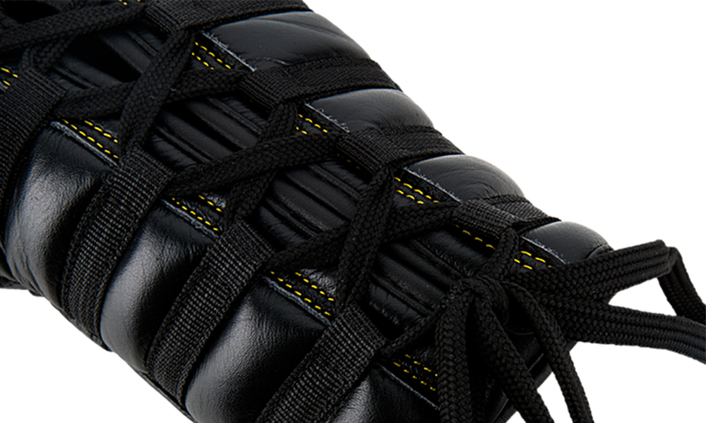 UFC Премиальные тренировочные перчатки на шнуровке черные - 12 Oz