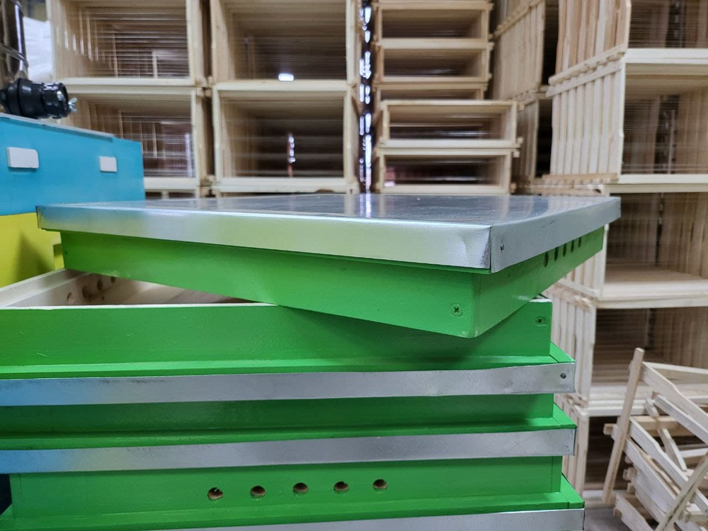 Крыша 10 рамочного улья крашен (липа)