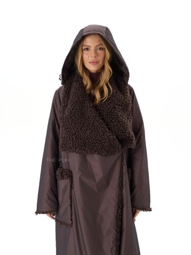 Утепленное шоколадное пальто с эко-мехом