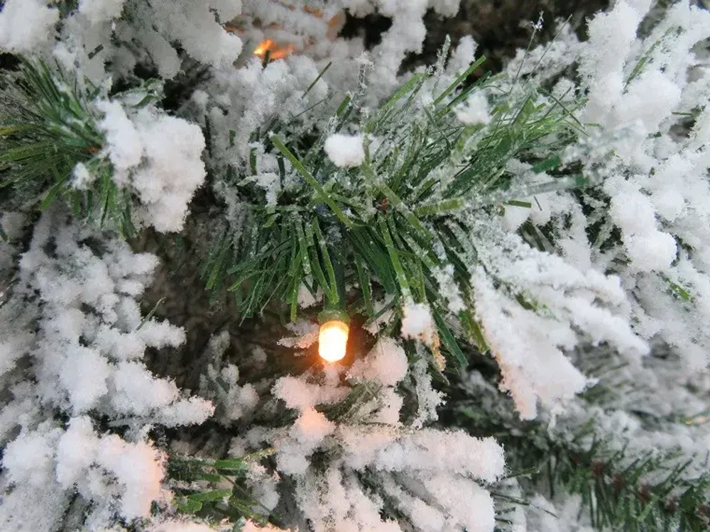 Ель Атлантида заснеженная 215 см., 264 LED ламп, ПВХ, Black Box (74363)