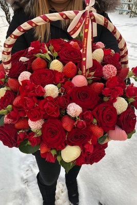 Корзина с клубникой в шоколаде и розами "Летний сад"