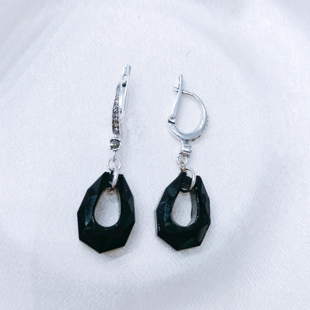 "Маури" серьги в серебряном покрытии из коллекции "Акцент" от Jenavi с английским замком