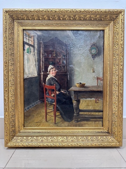 Портрет девушки на стуле