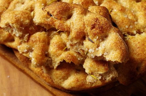 Цельнозерновая фокачча с розмарином, на закваске