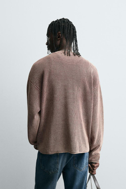 ZARA СВИТЕР ВАФЕЛЬНОГО ПЛЕТЕНИЯ С ЭФФЕКТОМ ПОТЕРТОСТИ, ЛИНЯЛЫЙ КРАСНЫЙ