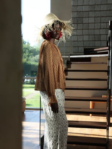 Белые брюки в цветочек