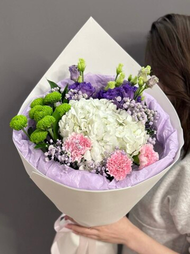 Авторский букет с белой гортензией