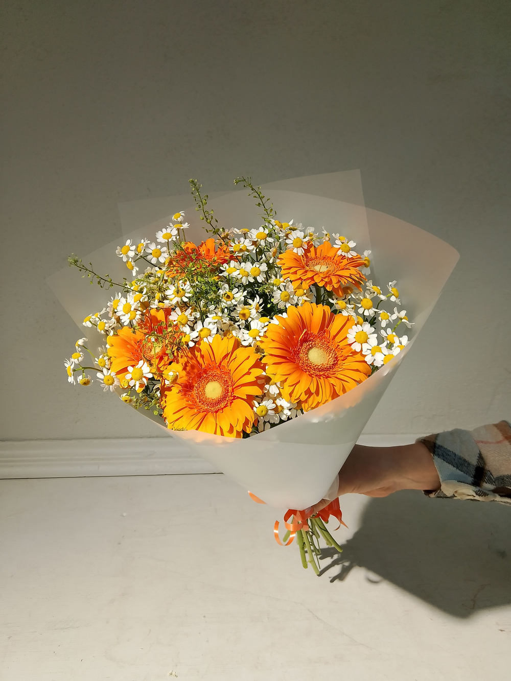 Летний солнечный букет с танацетумом и ароматными пионами Сара Бернард (С0034)