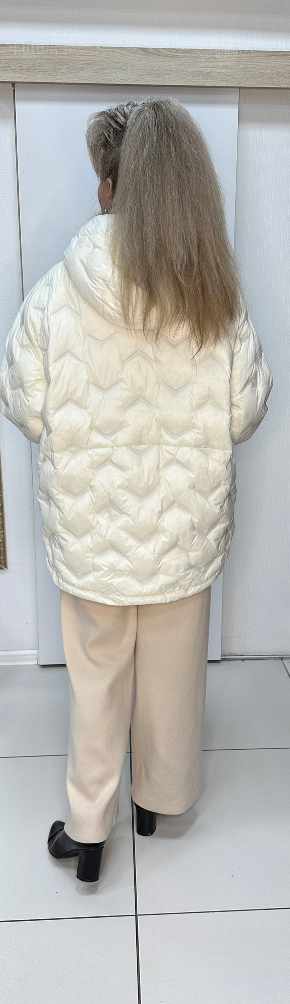Белый красивый куртка-пуховик