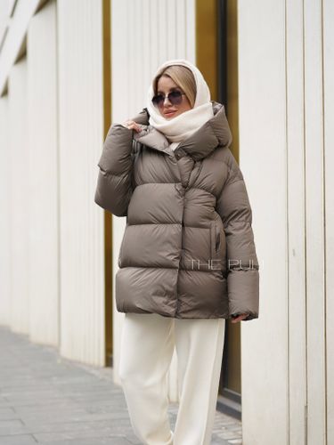 Коричневый пуховик с объёмным капюшоном