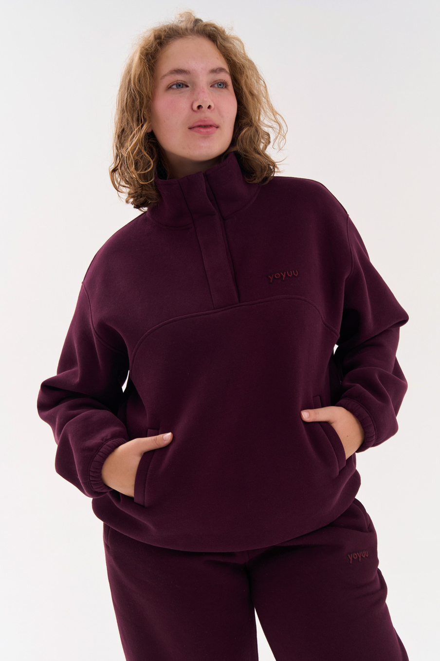 Свитшот с воротником на кнопках из футера с начесом в винном цвете