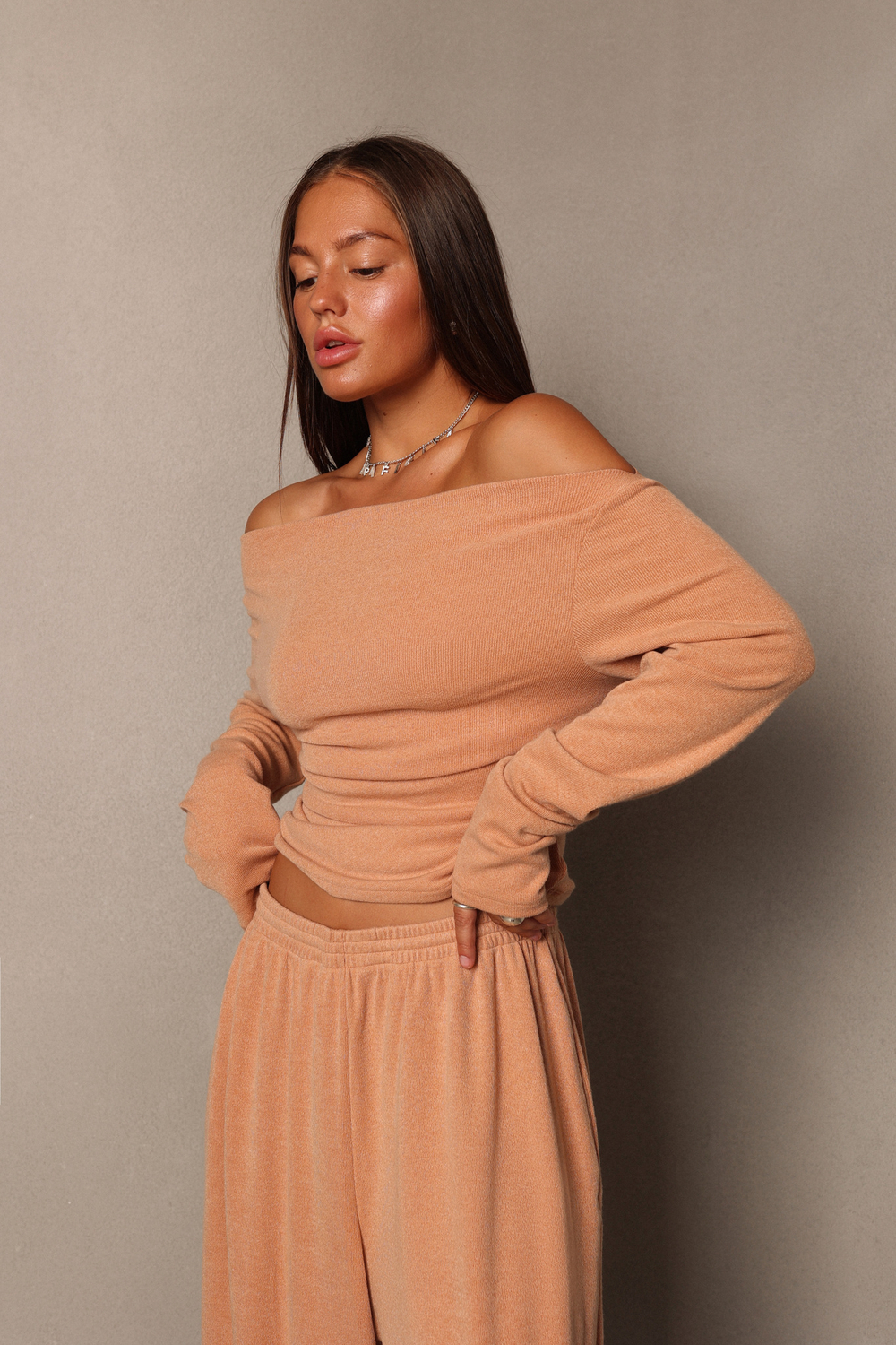 Лонгслив с открытым плечом из тонкого трикотажа