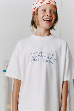 ZARA ФУТБОЛКА С ВЫШИВКОЙ И ПРИНТОМ CLARA CEBRIAN, БЕЛЫЙ