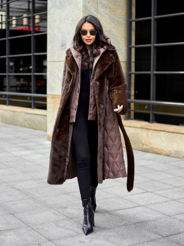 Шоколадный комбинированный пуховик с капюшоном и поясом